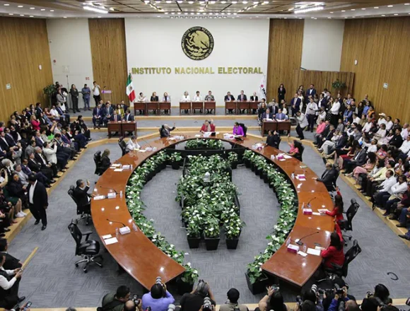 Claudia Sheinbaum afirma que la reforma no eliminará autonomía del INE y pide quitar plurinominales.