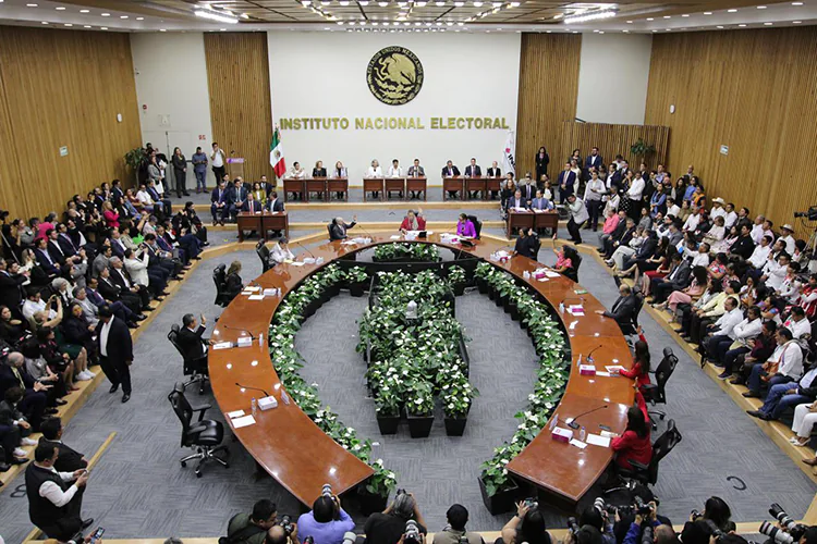 Claudia Sheinbaum afirma que la reforma no eliminará autonomía del INE y pide quitar plurinominales.